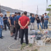 Polisi membongkar septic tank di rumah seorang pria berinisial HS di Desa Kemukten, Kecamatan Kersana, Kabupaten Brebes, Jawa Tengah. Langkah tersebut dilakukan untuk mencari bukti setelah HS mengaku membunuh dan memutilasi ayah kandungnya