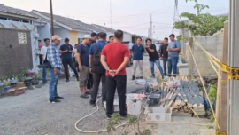 Polisi membongkar septic tank di rumah seorang pria berinisial HS di Desa Kemukten, Kecamatan Kersana, Kabupaten Brebes, Jawa Tengah. Langkah tersebut dilakukan untuk mencari bukti setelah HS mengaku membunuh dan memutilasi ayah kandungnya