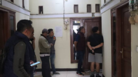 Direktorat Reserse Narkoba Polda Jawa Barat bersama Badan Narkotika Nasional Provinsi (BNNP) Jawa Barat menggelar razia mendadak di sejumlah rumah kos di Kota Bandung, Sabtu, 17 Oktober 2026.