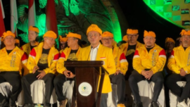 Bahlil secara simbolis menyerahkan panji-panji kebesaran Partai Golkar kepada nakhoda baru DPD Partai Golkar Bali, Gde Sumarjaya Linggih.