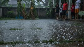 Butiran hujan es menutupi halaman permukiman warga saat hujan di Klaten, Jawa Tengah. Foto ilustrasi terkait cuaca ekstrem.