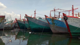 Kapal laut di muara baru