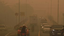 Asap menutupi jalan dampak dari kebakaran hutan dan lahan (karhutla)